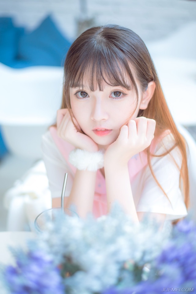 因为陌生，所以勇敢，因为距离，所以美丽。